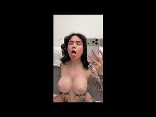 Большие сиськи подпрыгивают, когда она делает селфи 🍆